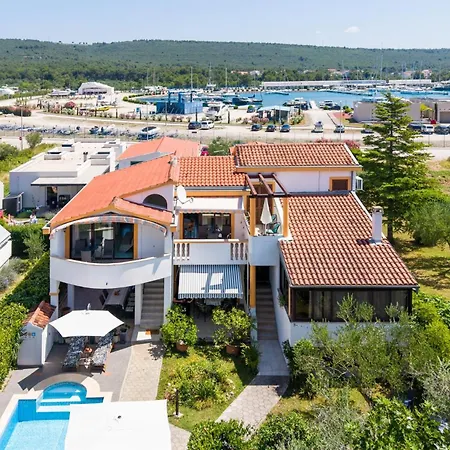 Petra In - Haus Für 6-8 Personen Bibinje